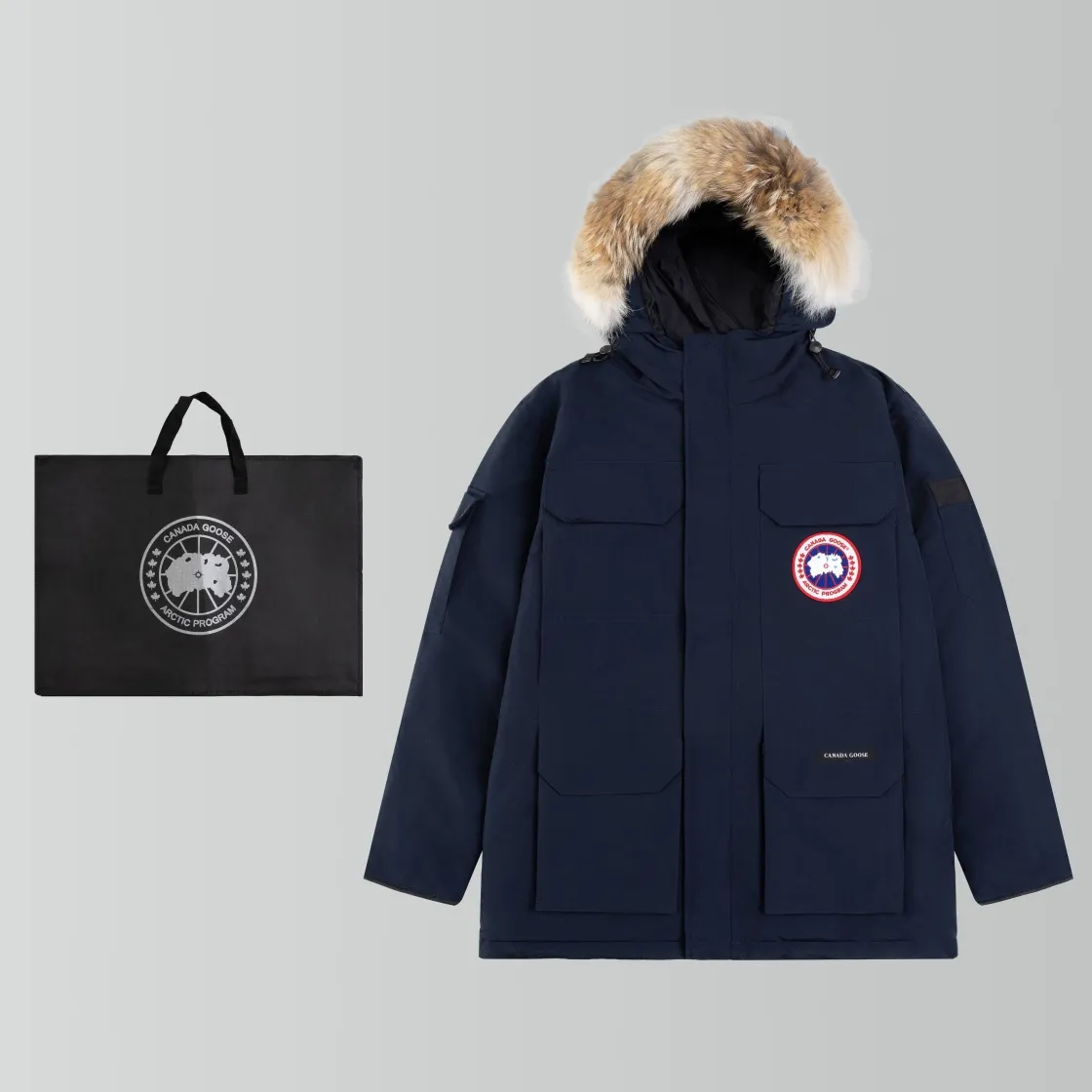 P820 (Top wolf fur version delivery handbag) Canada Goose Canada Goose #Expedition expedition parka classic down jacket ➖ Imported 21-count polyester-cotton blended original fabric [last year’s 16-count/18-count hard fabrics have been completely eliminated, this year all use 21-count genuine synchronous fabrics, the soft mid-band feels delicate and textured], genuine synchronous Feather-Light 10D waterproof coated fabric, made of 84.5% polyester fiber and 15.5% cotton, 100% the best feel in the entire network! ➖ The genuine official website uses the national standard 80 white duck down, and will never be misled by false claims such as 90 down or goose down! ➖ Using the best nylon lining with double double-layer sealing design, velvet-proof No. 7 needle + grid-filled down ready-made garments, there is 100% no so-called velvet running! ➖ The cuffs are designed with thickened seamless threads, and the collar and pockets are lined with top-quality polar fleece to keep you warm and comfortable! ➖ Yoshida YKK provides original custom-made electroplated sliders. YKK two-way lockable zippers are tight and smooth and will not peel off paint! ➖ 3M composite guarantees that the Velcro is the same as the original, durable, and all accessories and hardware are custom-made! ➖ The imported Behringer embroidery machine customizes the 10,000-needle embroidery logo, and 98% of the replicas restore the original logo. ➖ ​​The fur collars are all made of large pieces of Western Canadian blue wolf leather, ensuring that each fur collar is 13-15cm wide!